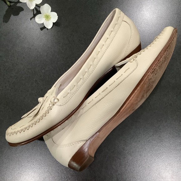 Cole Haan Pebbled Leather Mini Heel Moccasins Bow Grommet Contrast Stitch Bone - Picture 6 of 13